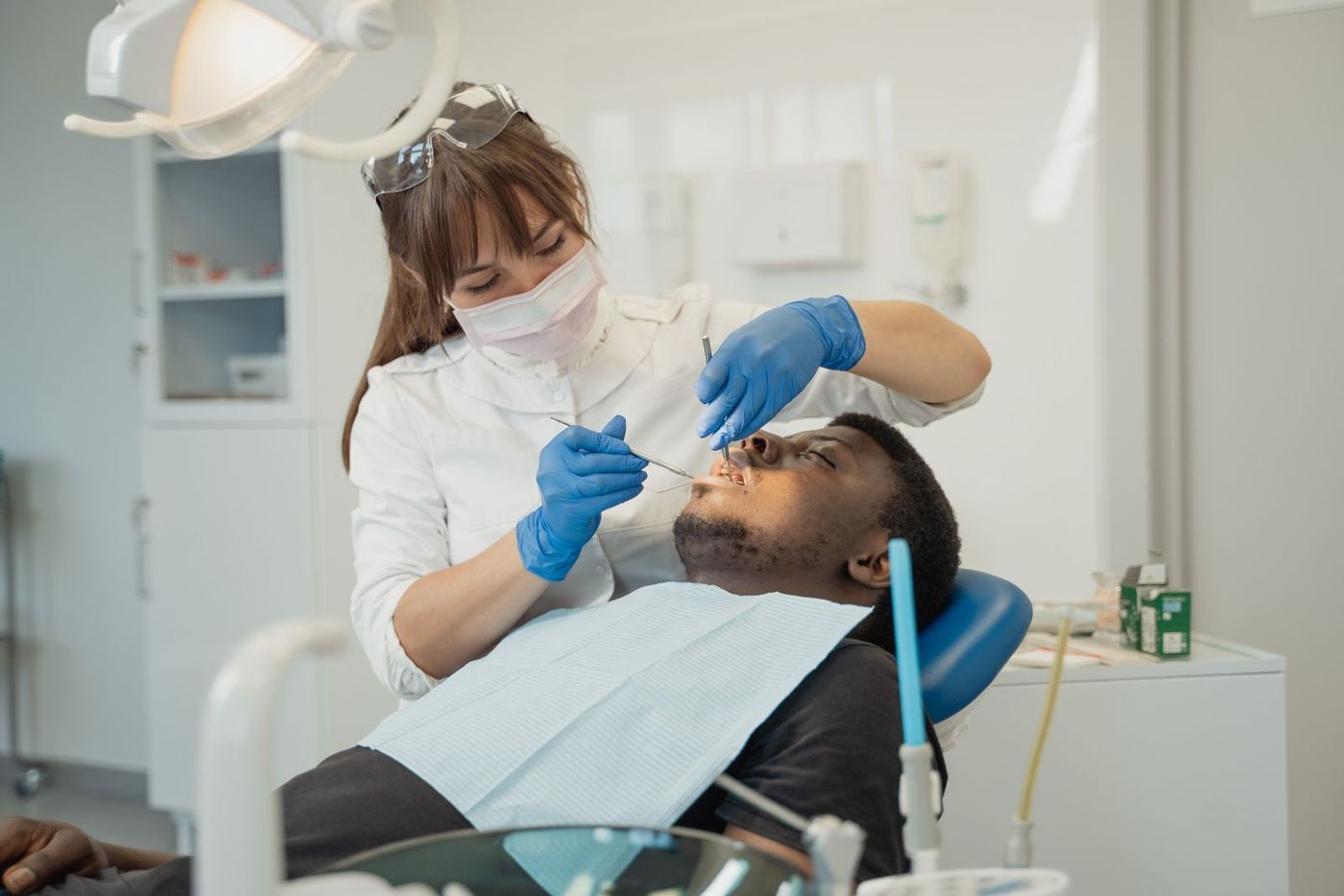 Dentista atendendo um paciente no consultório